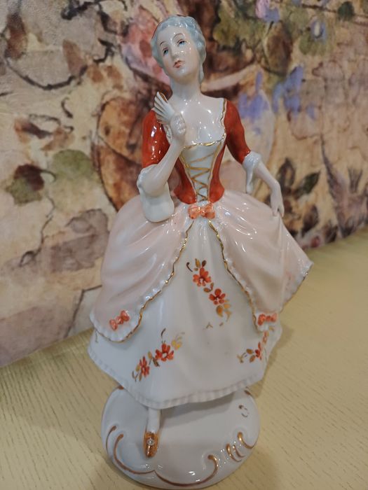 Порцелянова статуетка   Royal Dux.