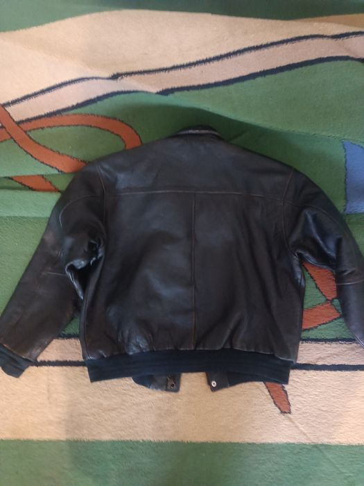 Стильная мужская кожаная куртка БОМБЕР