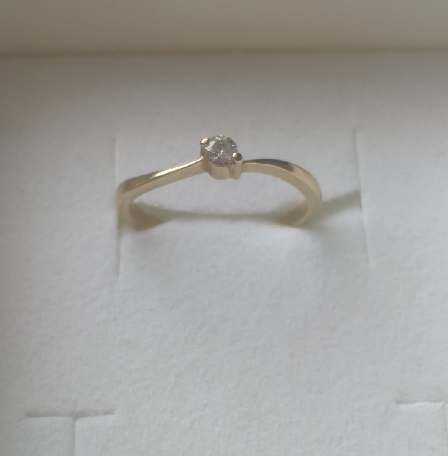 Złoty pierścionek zaręczynowy z diamentem p 750 certyfikat