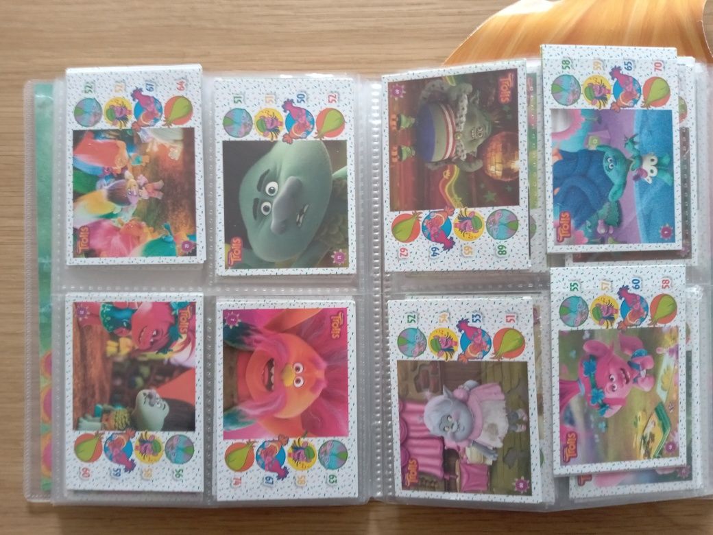 Album z kartami z bajki Troll. 176 kart i 36 naklejek kolekcjonerskich