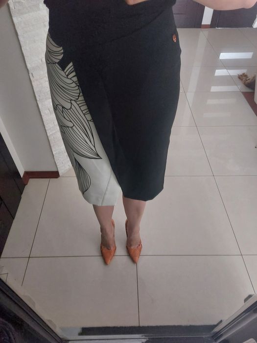 NOWA Ołówkowa spódnica z kwiatem MONNARI, rozm. 36