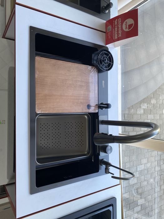 Кухонна мийка. Нержавіюча сталь.