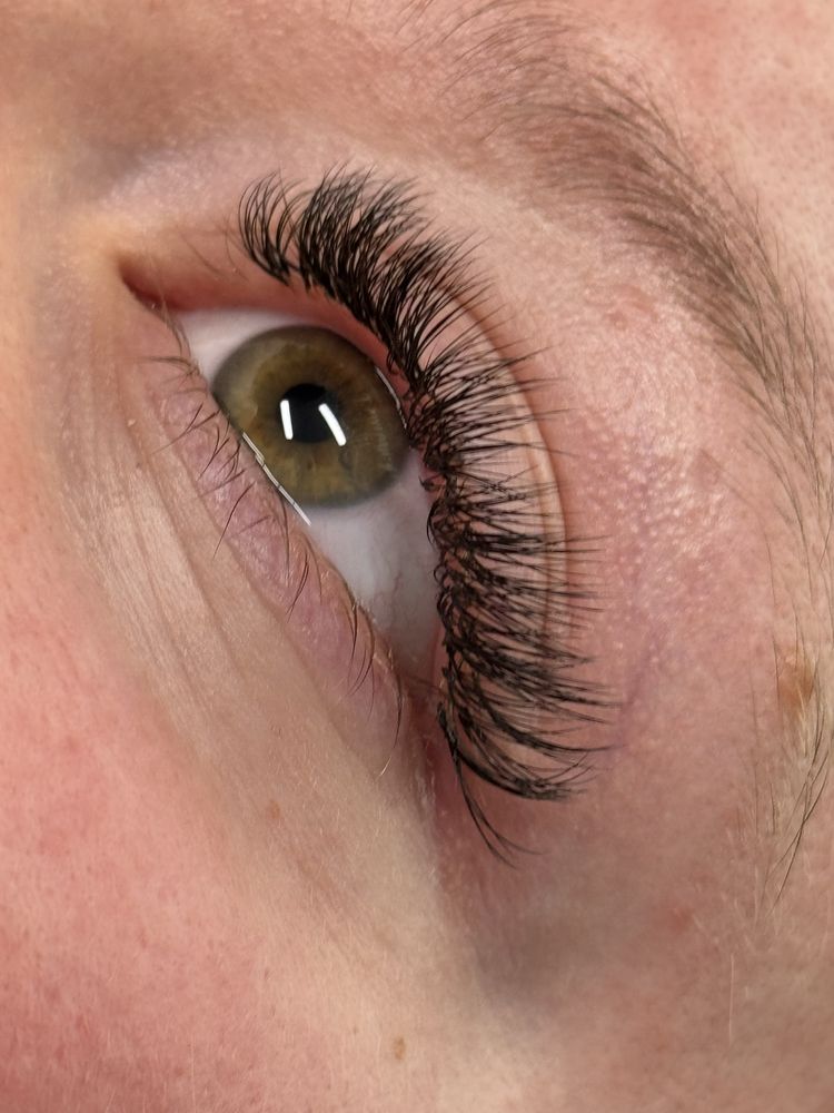 Stylizacja rzęs małe i duże objętości, wet look, wispy!