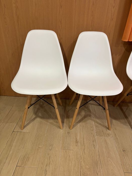 Cadeiras brancas