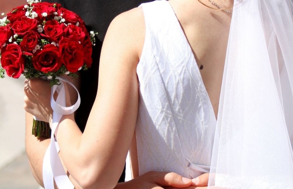 Біла весільна сукня 44 розміру + у подарунок прикраса