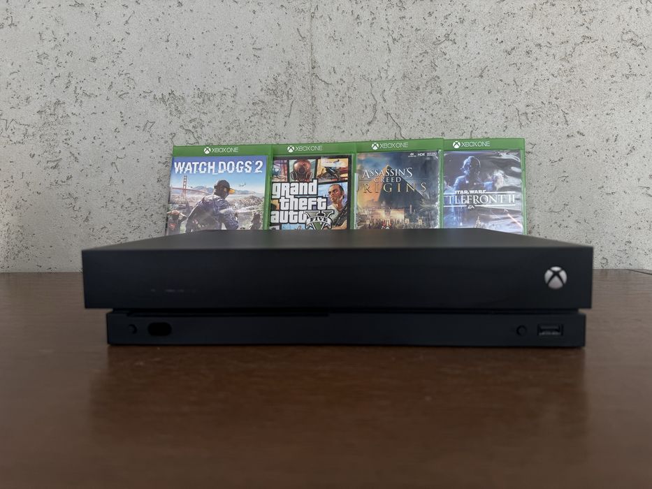 Xbox one X 1TB plus gry pad s zestaw