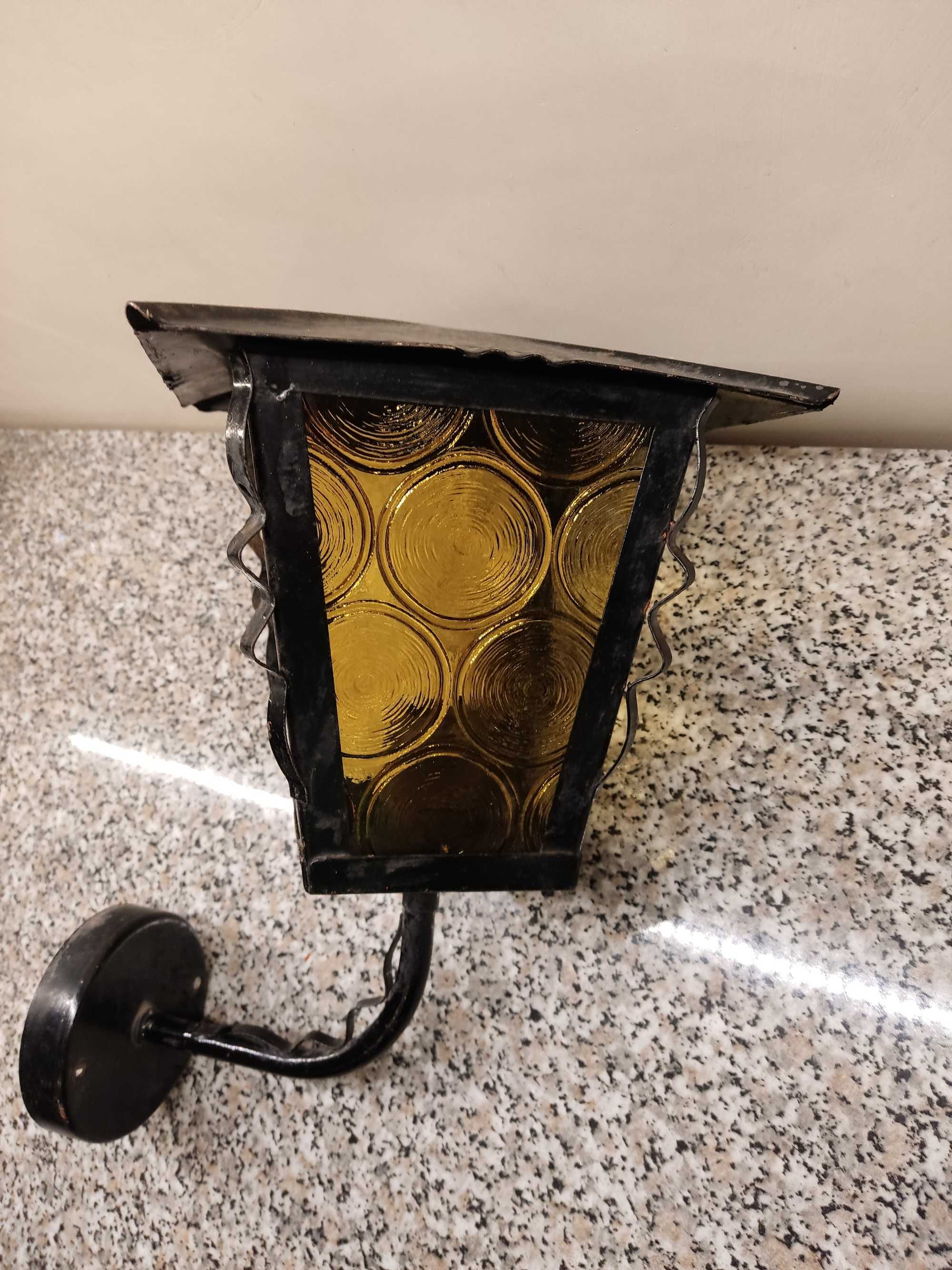Stara retro lampa ścienna, kinkiet, na ganek, kamienice.