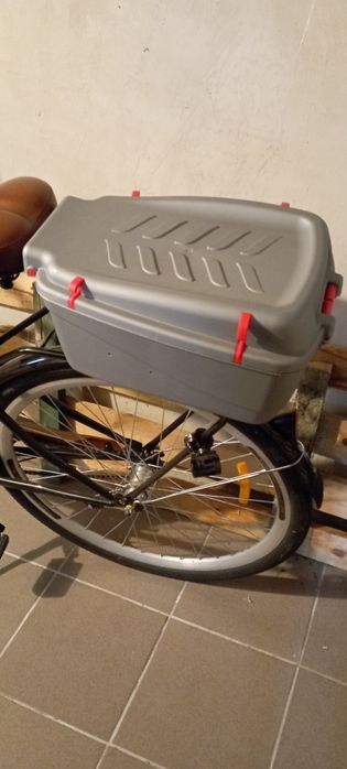 Kufer zamykany na bagażnik