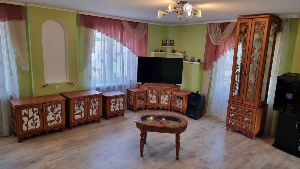 Меблі ручної роботи у вітальню з дерева