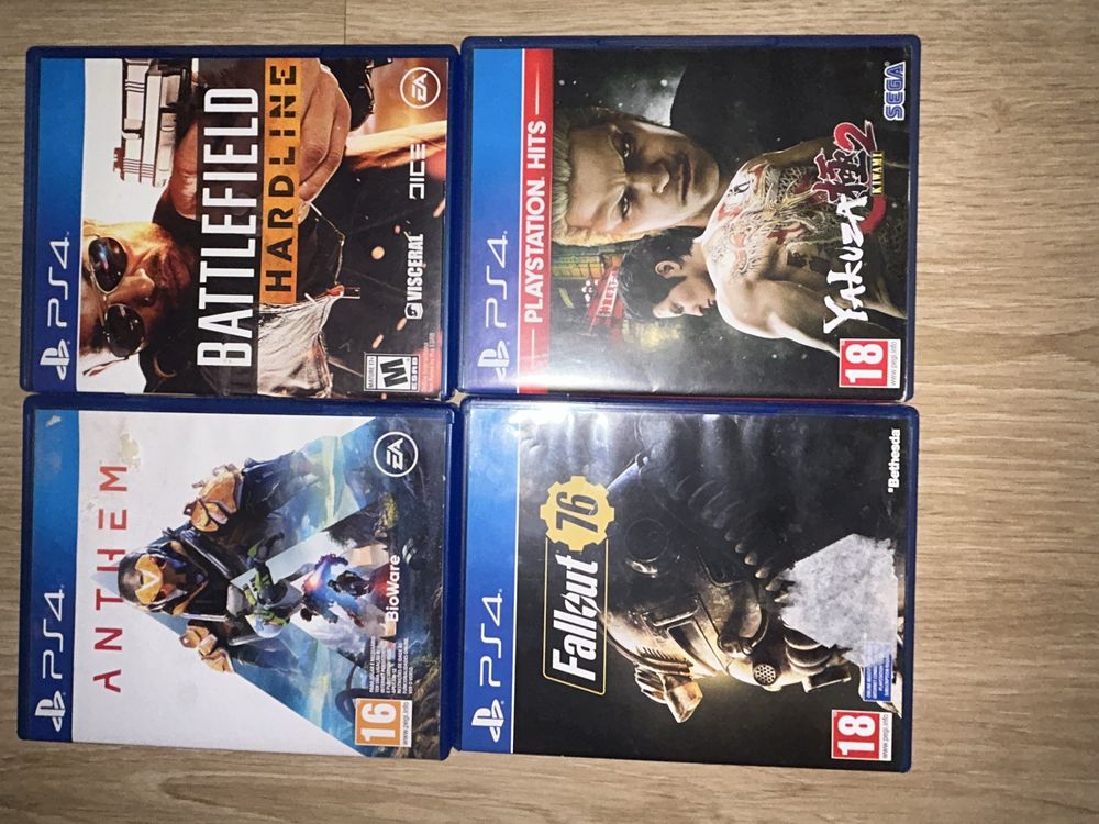PlayStation 4 pro muito boa ainda vem com 1 comando e 4 jogos