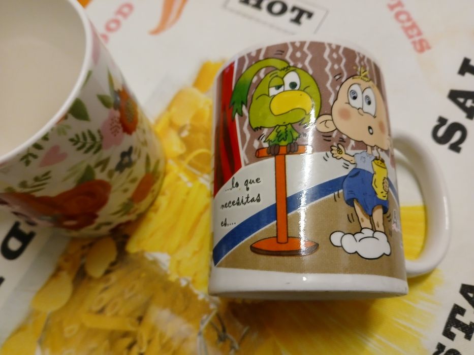 Duas canecas de loiça multicolores
