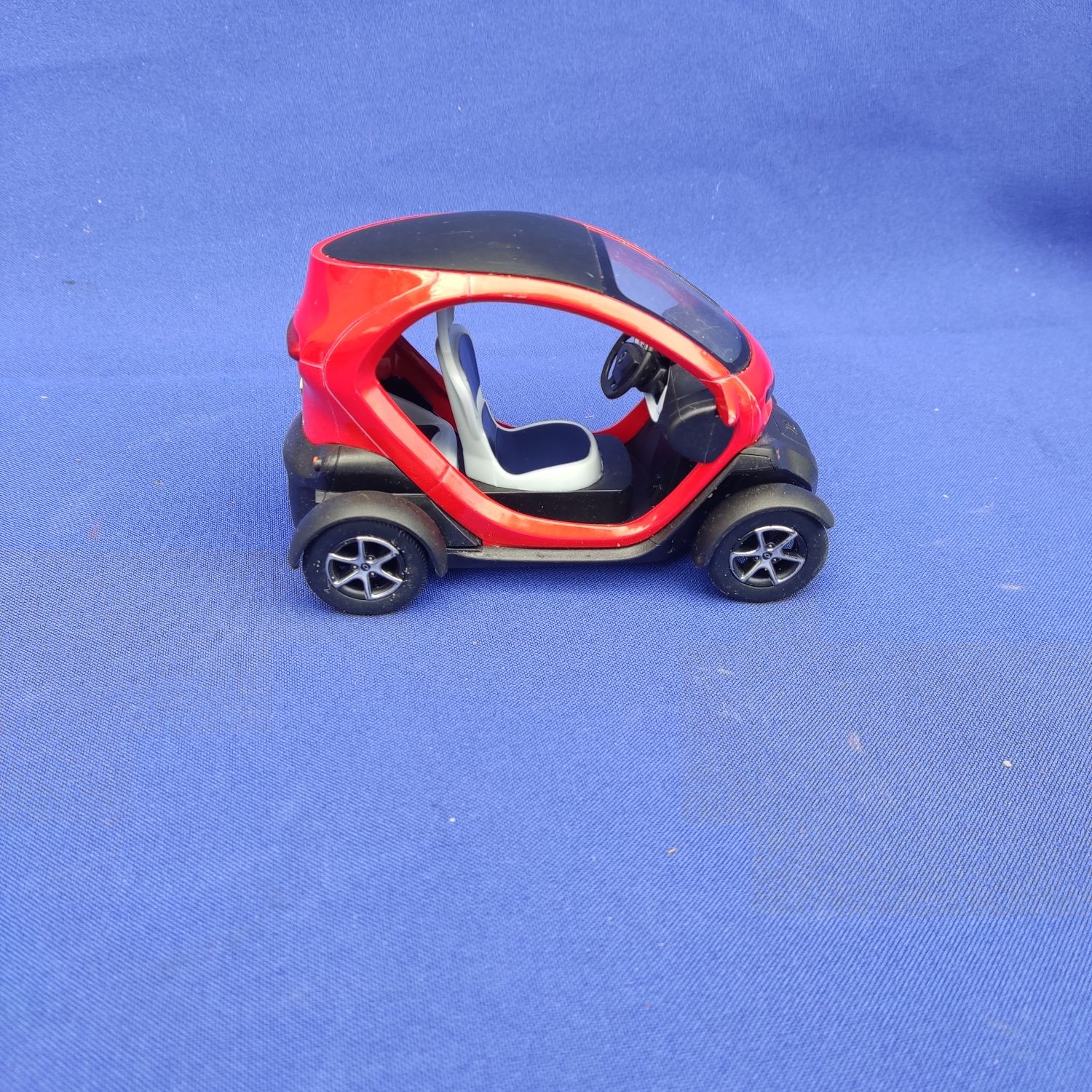 Детская игрушка машинка авто моделька модель 1/18 Ranaul Twizy kt5111