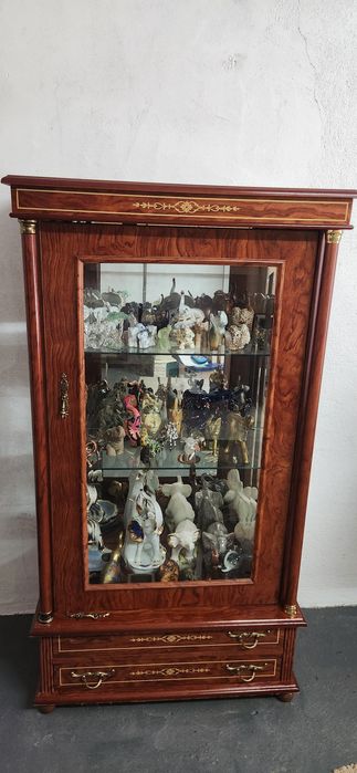 Móvel decorativo com coleção de elefantes miniatura