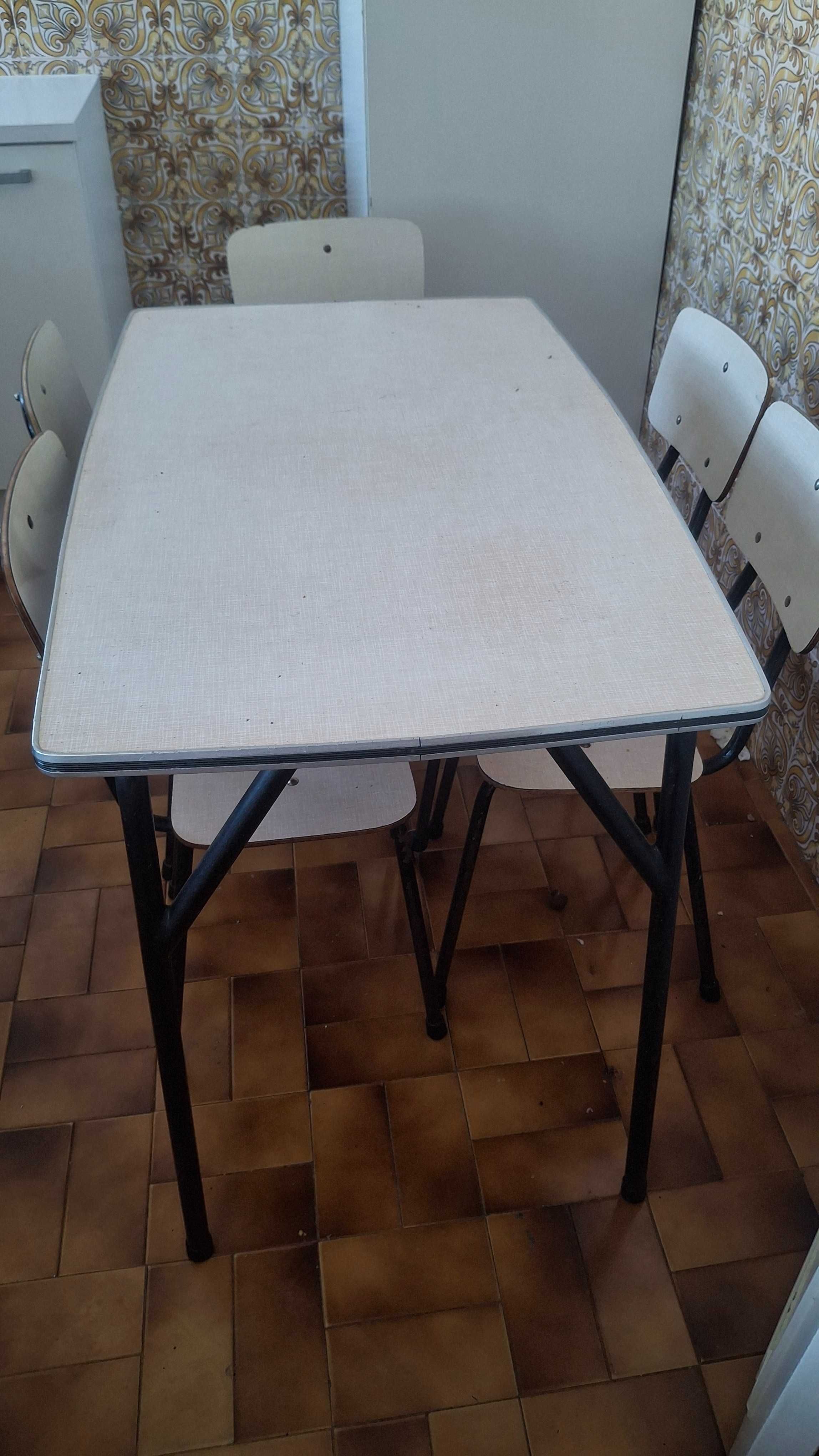 Mesa de cozinha com cadeiras
