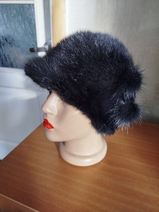 Зимова жіноча шапка з норки