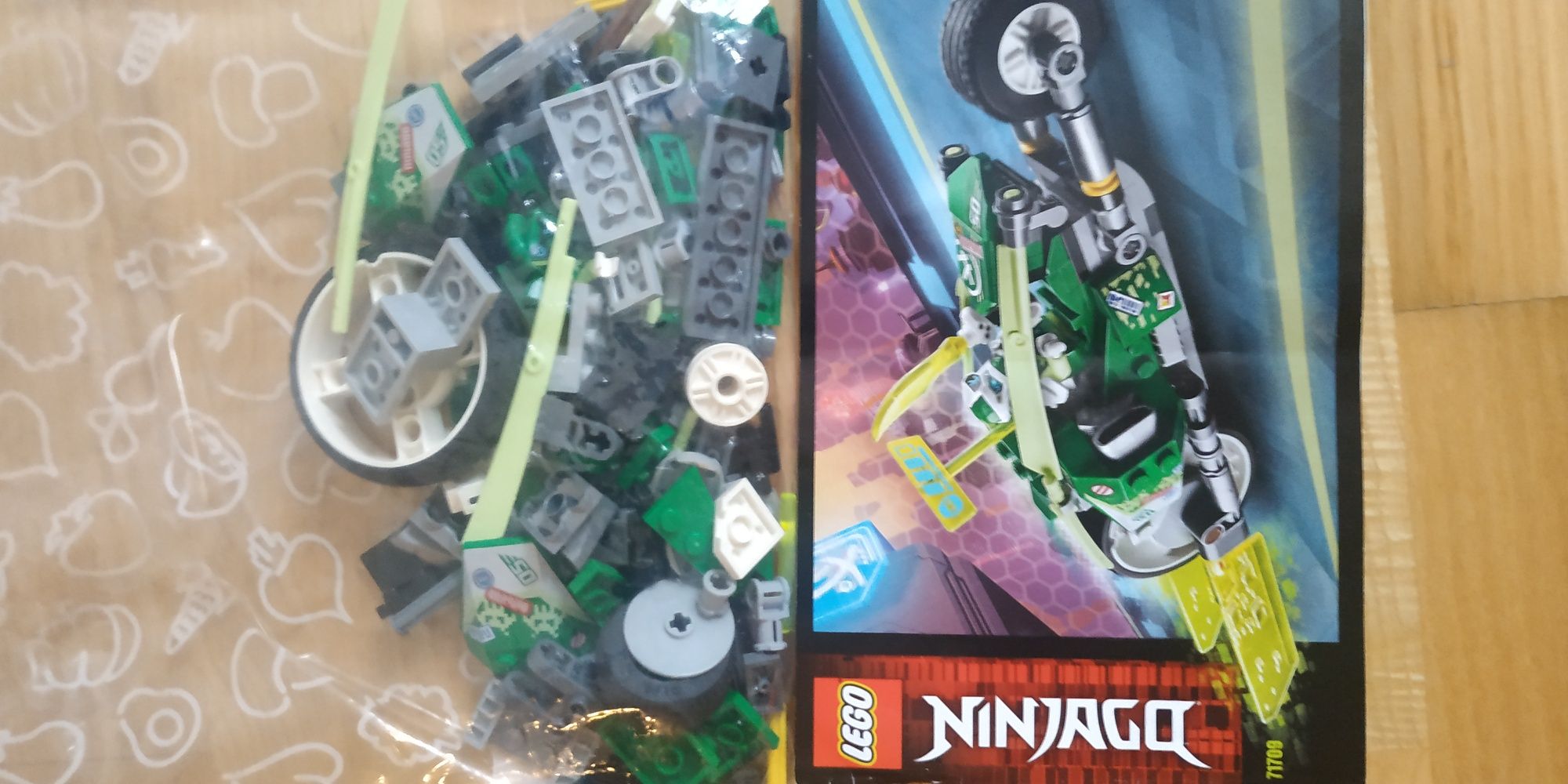 322 elementy LEGO Ninjago 71709 wyścigówka Jaya i Lioyda