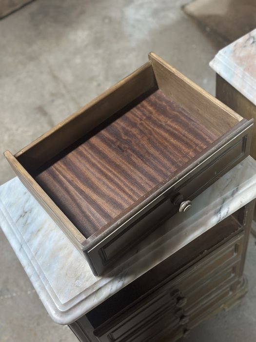 Mesas de cabeceira com mármore