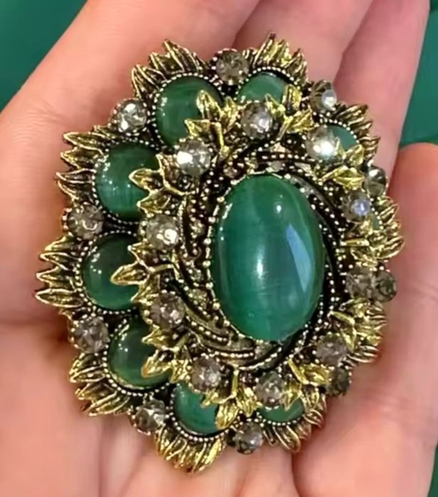 Брошки жіночі.Нові.