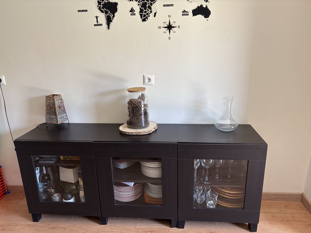 Aparador com portas de vidro IKEA