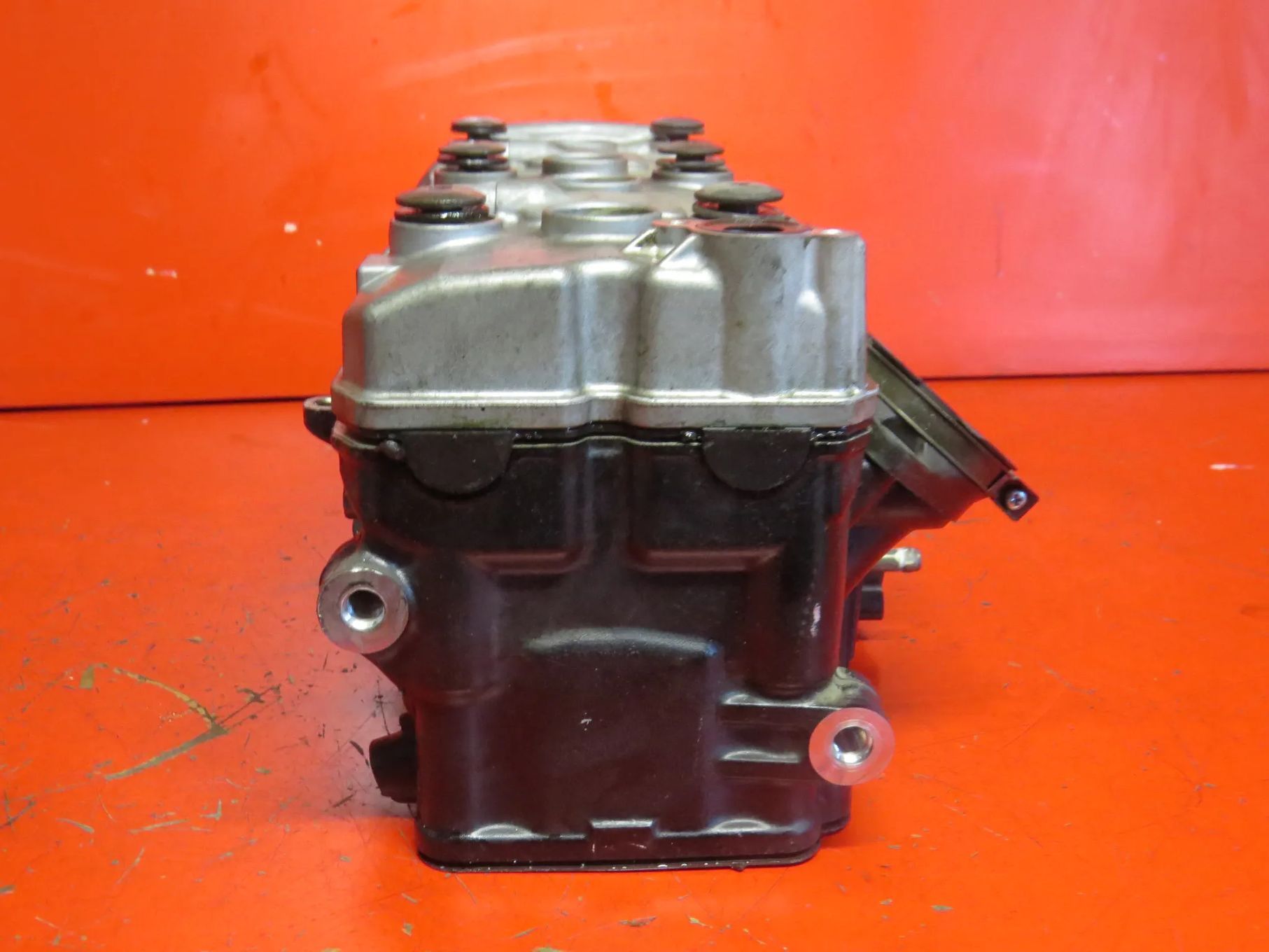 SUZUKI GSR 600 GSR600 K10 09 głowica zawory pokrywa zaworów wałki