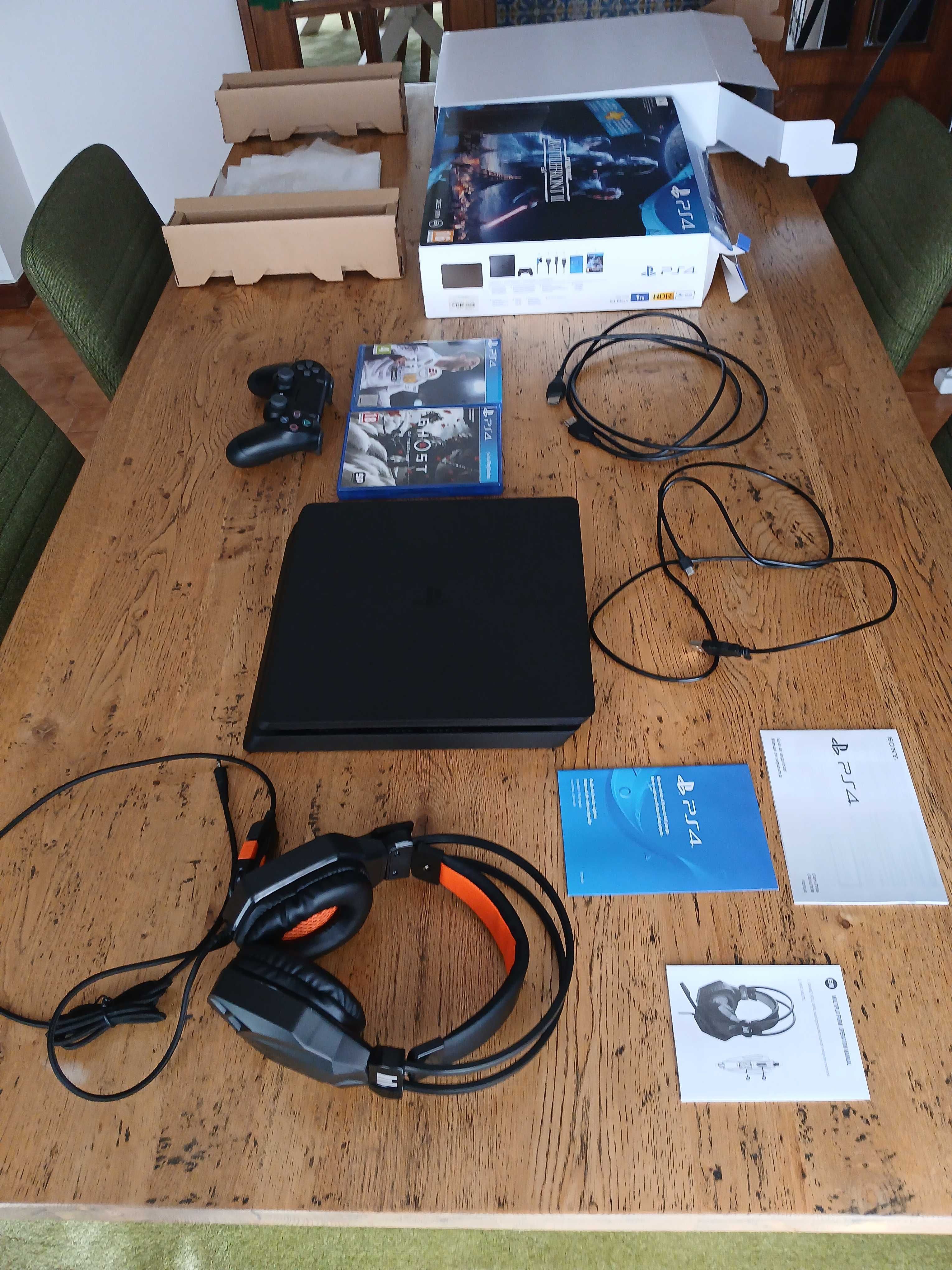 PS4 1TB com 2 jogos e headphones