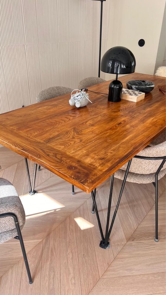 Mesa Madeira Olmo maciça 220x100cm -  pernas em metal preto.