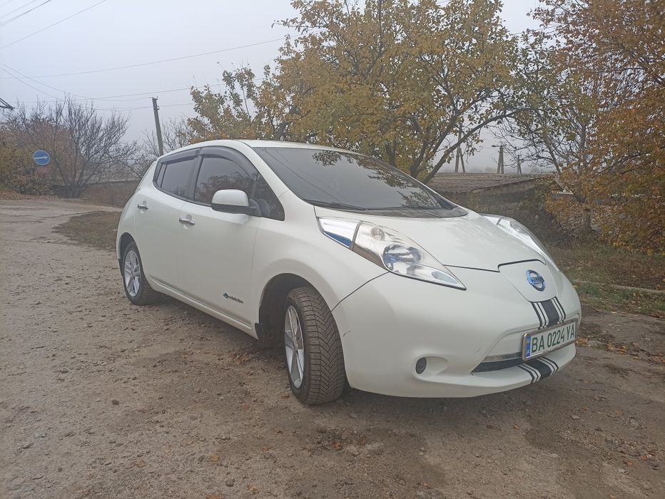Продам Nissan leaf.