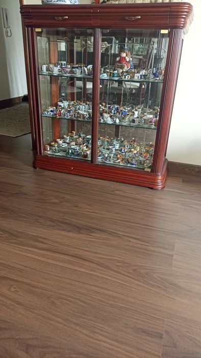 Vitrine mogno com duas portas