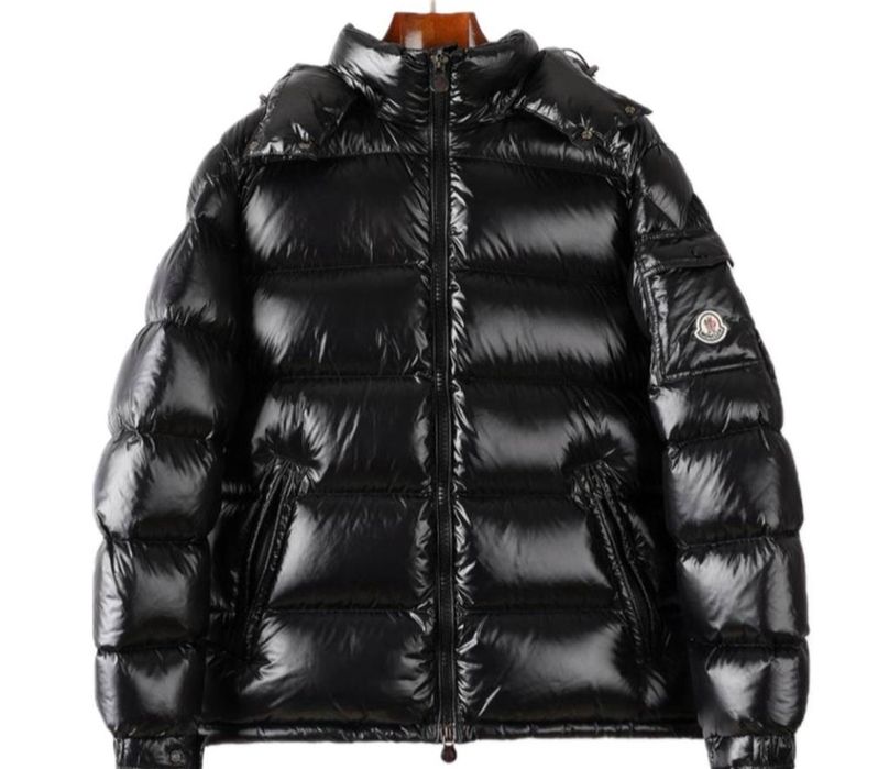 Пуховик Moncler НА РУКАХ