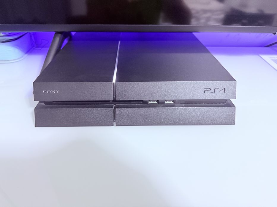 Vendo PS4 1000Gb com 3 comandos e 3 jogos