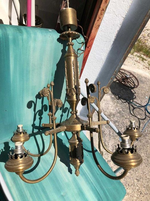 Candeeiro Vintage em Latão. em bom estado. Alguns detalhes de flores