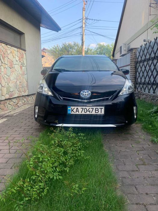 Toyota Prius V 2012 року