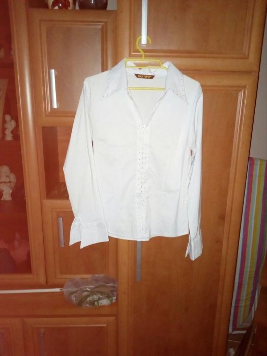 Białą bluzkę koszulowom