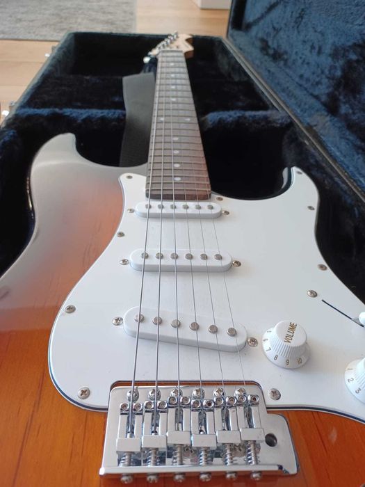 Guitarra elétrica ARIA STG-Series com estojo