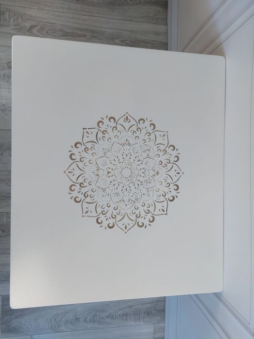 Biały stolik kawowy z drewnianymi nogami