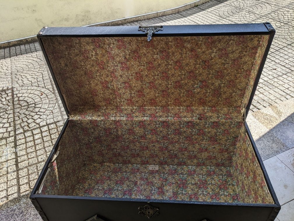 Baú vintage em pele