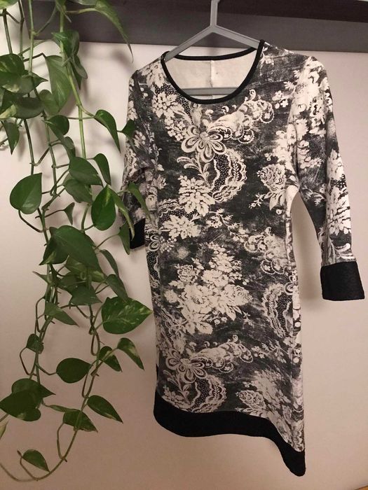 Sukienka tunika w kwiaty z butiku - rozmiar S