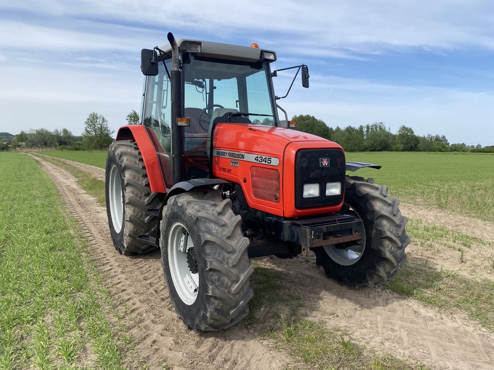 Traktor MASSEY FERGUSON 4345 . Sprowadzony