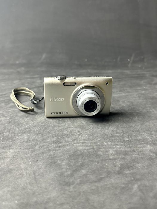 Цифровий фотоапарат Nikon coolpix S2500 в робочому стані