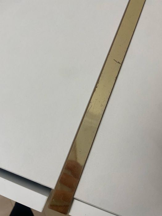 Komoda biała ze złotymi zdobieniami