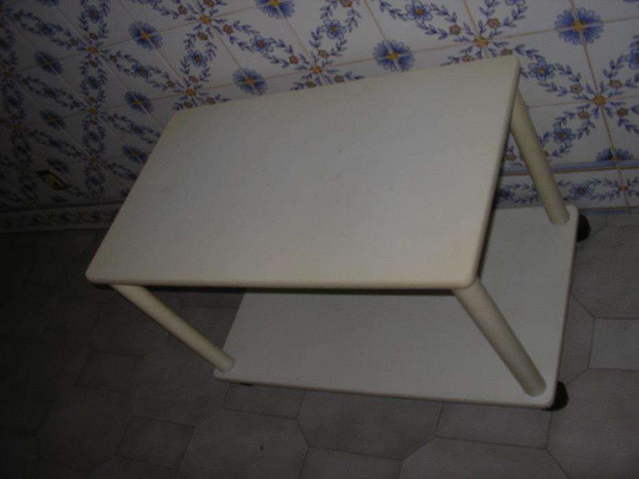 Mesa Branca, de apoio, com rodízios