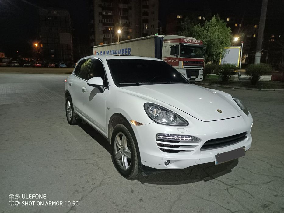 Продам сімейний автомобіль porsche cayenne на 3 л 2013 года
