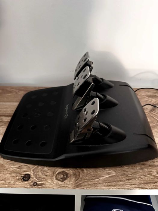 Logitech G29 com volante personalizado F1 Redbull