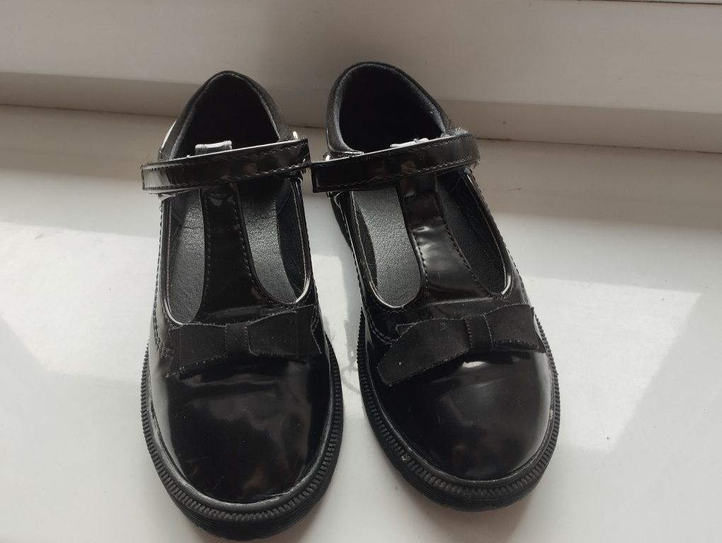 Buty dziewczęce czarne lakierowane półbuty 30