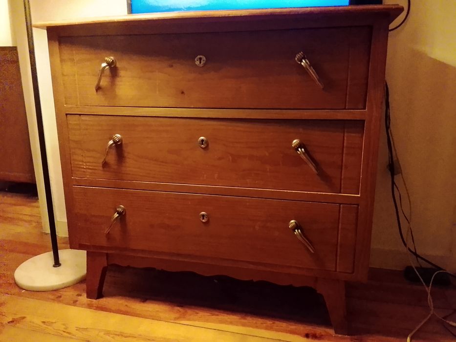 Cómoda antiga  com 3 gavetas