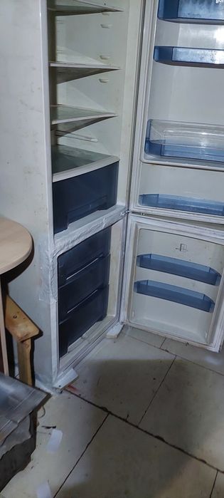 Холодильник продаю рабочий высокий 2метра