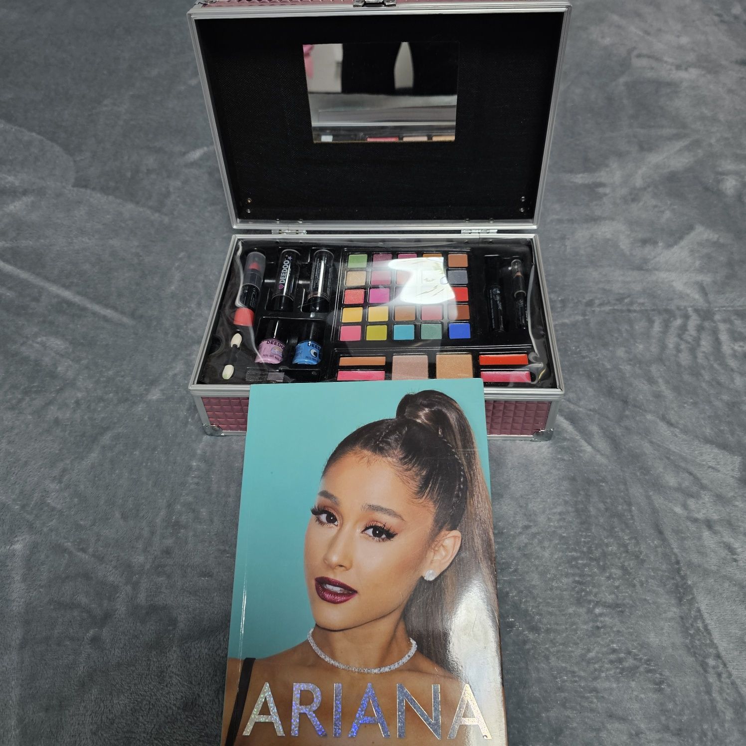 Kuferek kosmetyczny +Ariana Grade biografia