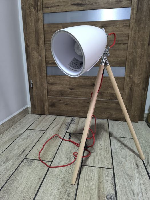 Lampa stojąca na drewnianych nogach