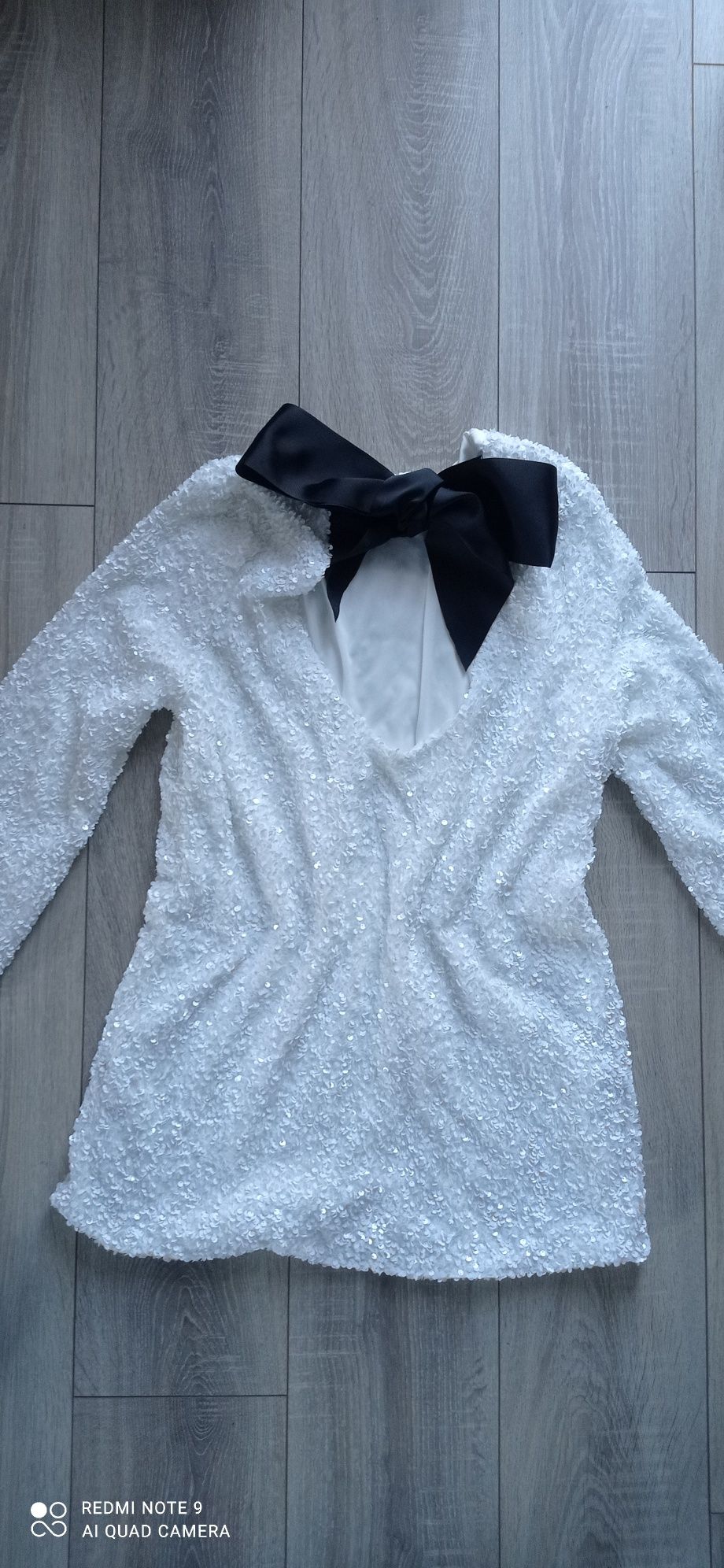 Sukienka biała cekinowa z kokardką na plecach h&m