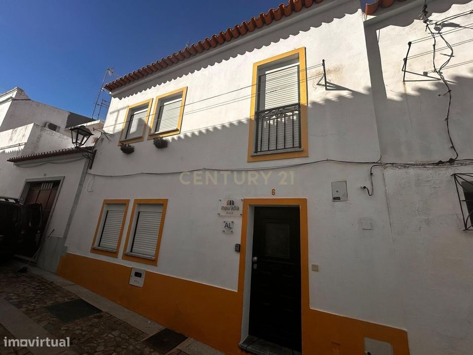 Moradia totalmente remodelada no centro de Moura